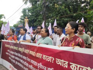 ছাত্রীকে গণ ধর্ষণের প্রতিবাদে বারাসাত থানা ঘেরাও করে বিক্ষোভ দেখালো বাম ছাত্র ও যুব সংগঠনের নেতা কর্মীরা