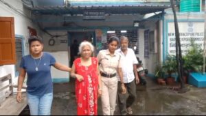 অসুস্থ মহিলাকে উদ্ধার করে পরিবারের হাতে তুলে দিল নিউ বারাকপুর থানার পুলিশ