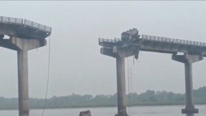হুড়মুড়িয়ে ভেঙে পড়ল সেতু! গুজরাটে সেতু বিপর্যয়